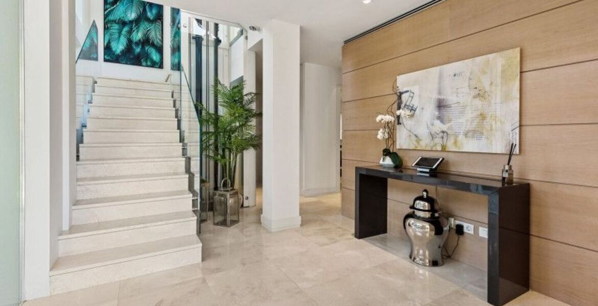 Contemporary Villa in Puente Romano with Smart Home