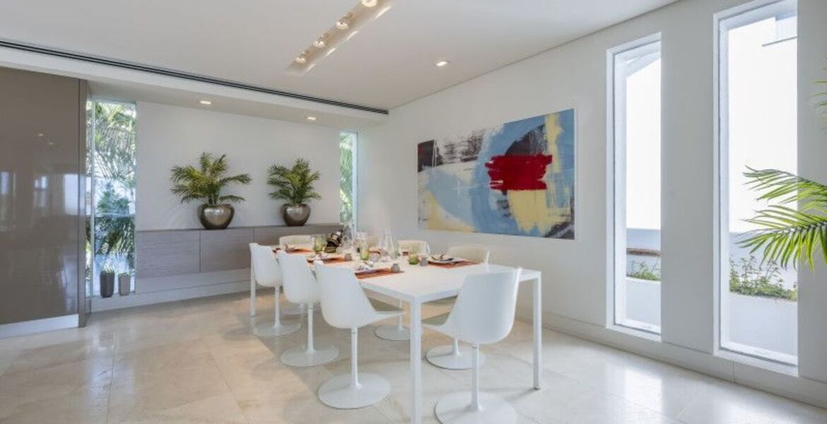 Contemporary Villa in Puente Romano with Smart Home