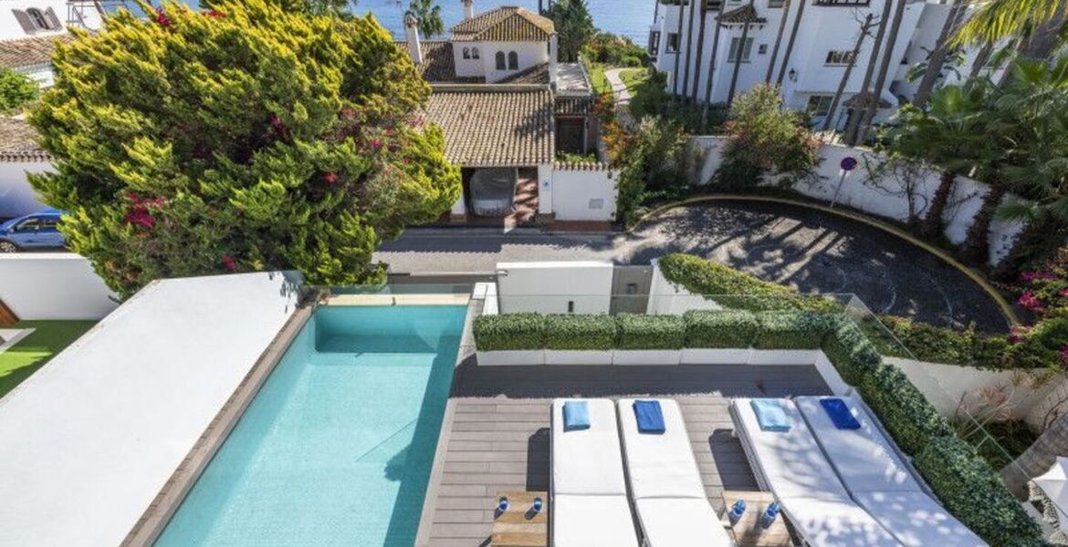 Contemporary Villa in Puente Romano with Smart Home