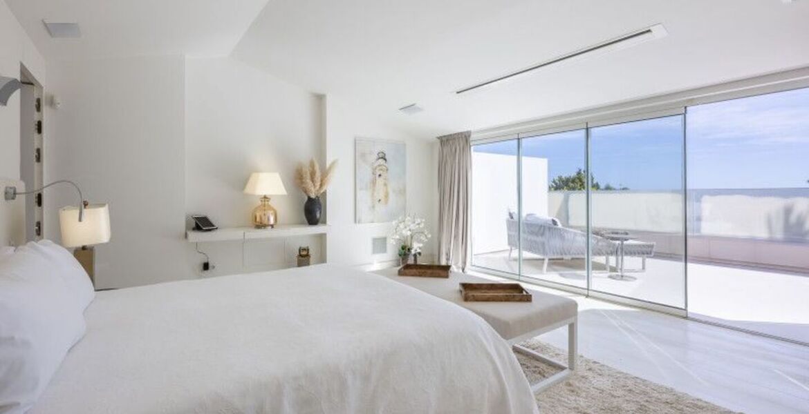 Contemporary Villa in Puente Romano with Smart Home
