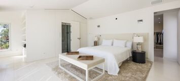 Contemporary Villa in Puente Romano with Smart Home