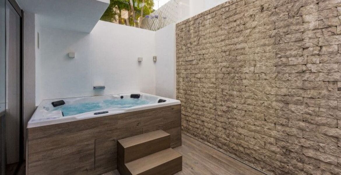 Contemporary Villa in Puente Romano with Smart Home
