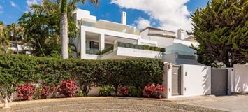 Contemporary Villa in Puente Romano with Smart Home