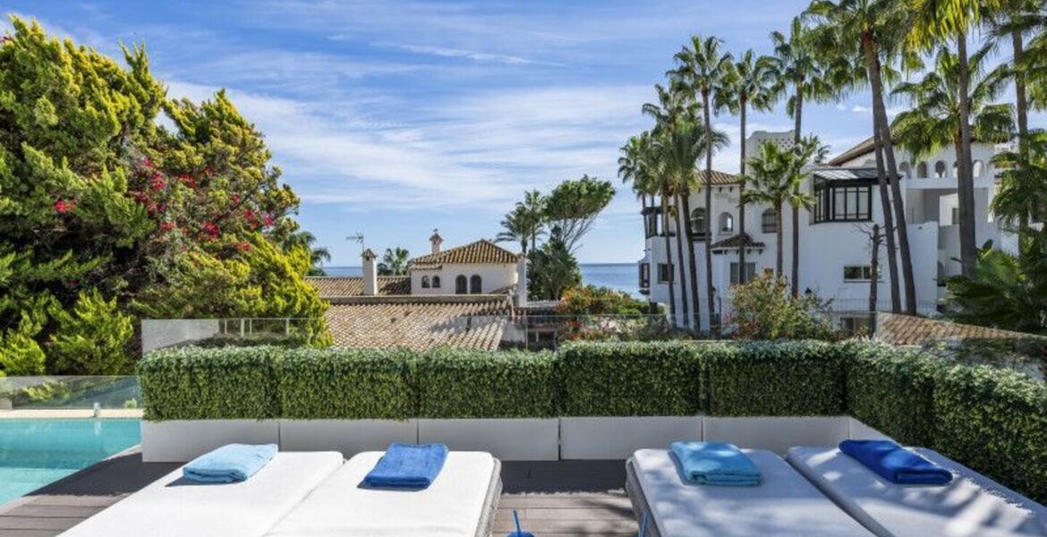 Contemporary Villa in Puente Romano with Smart Home