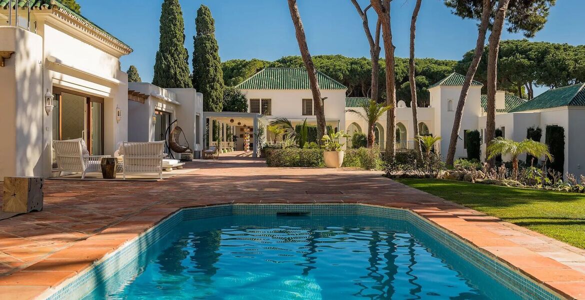 Villa en primera línea de playa en la Milla de Oro Marbella