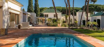 Villa en primera línea de playa en la Milla de Oro Marbella