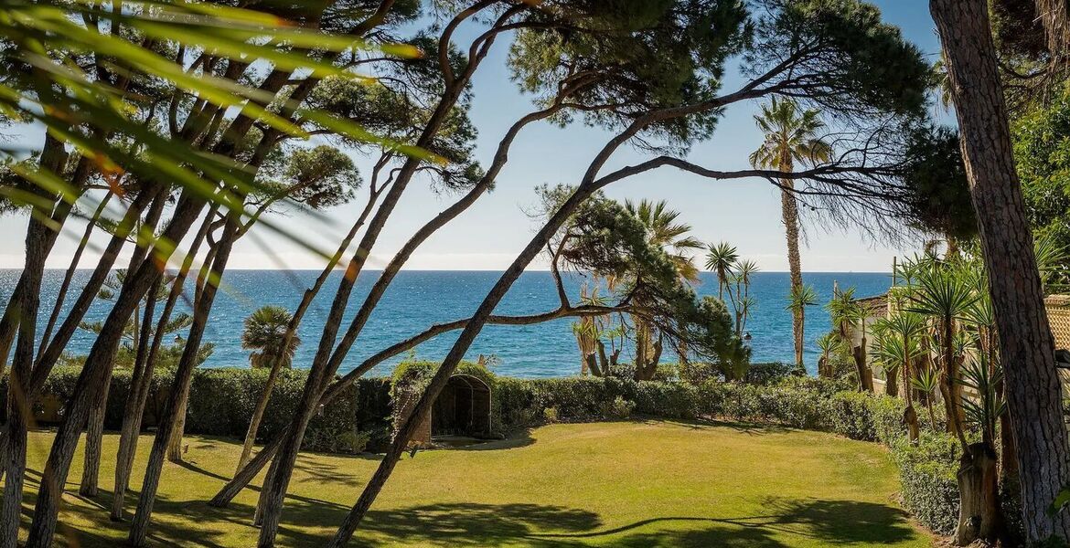 Villa en primera línea de playa en la Milla de Oro Marbella