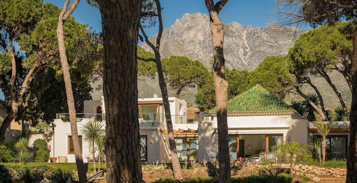 Villa en primera línea de playa en la Milla de Oro Marbella