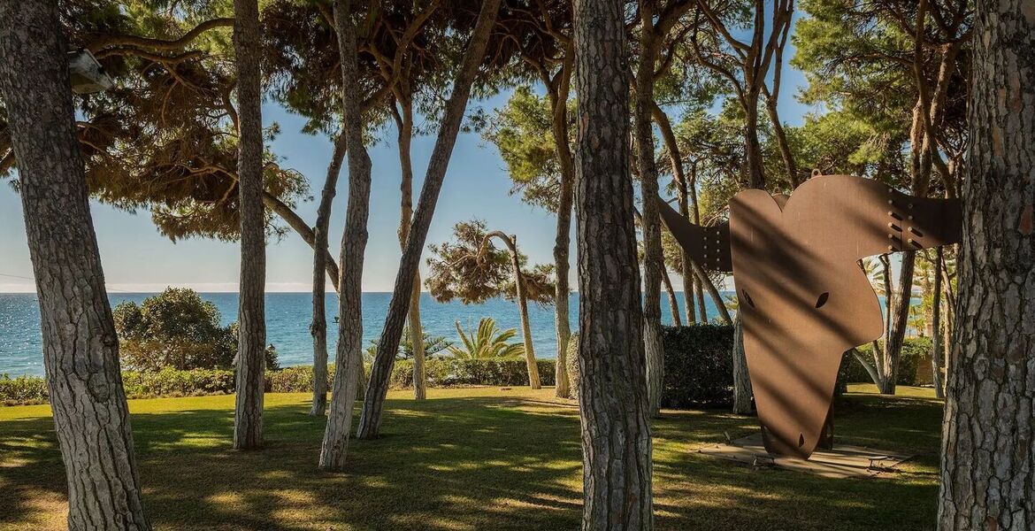Villa en primera línea de playa en la Milla de Oro Marbella