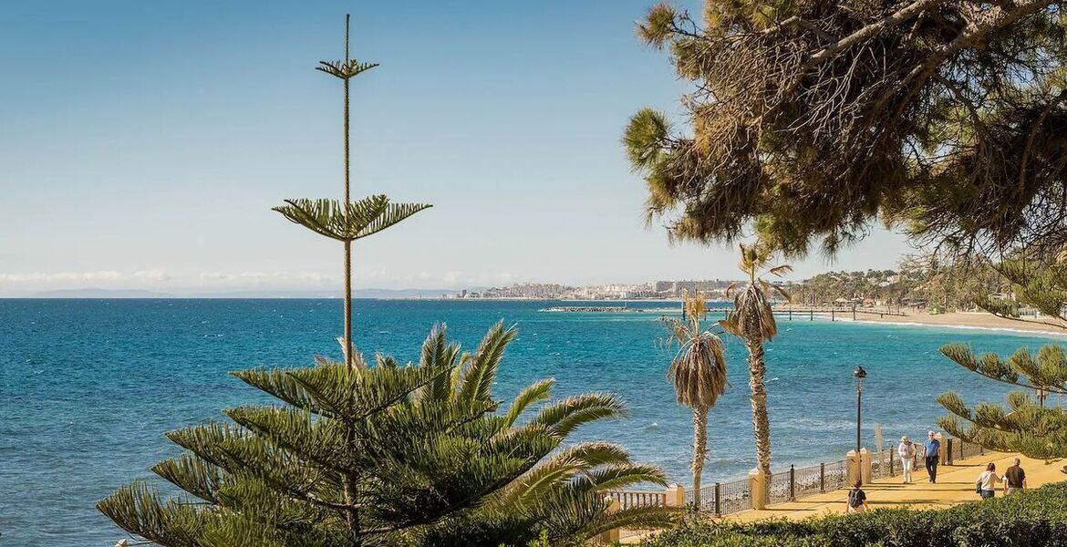 Villa en primera línea de playa en la Milla de Oro Marbella
