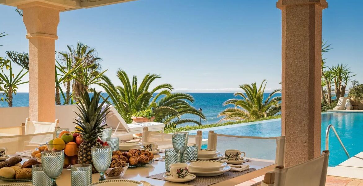 Villa en primera línea de playa en la Milla de Oro Marbella