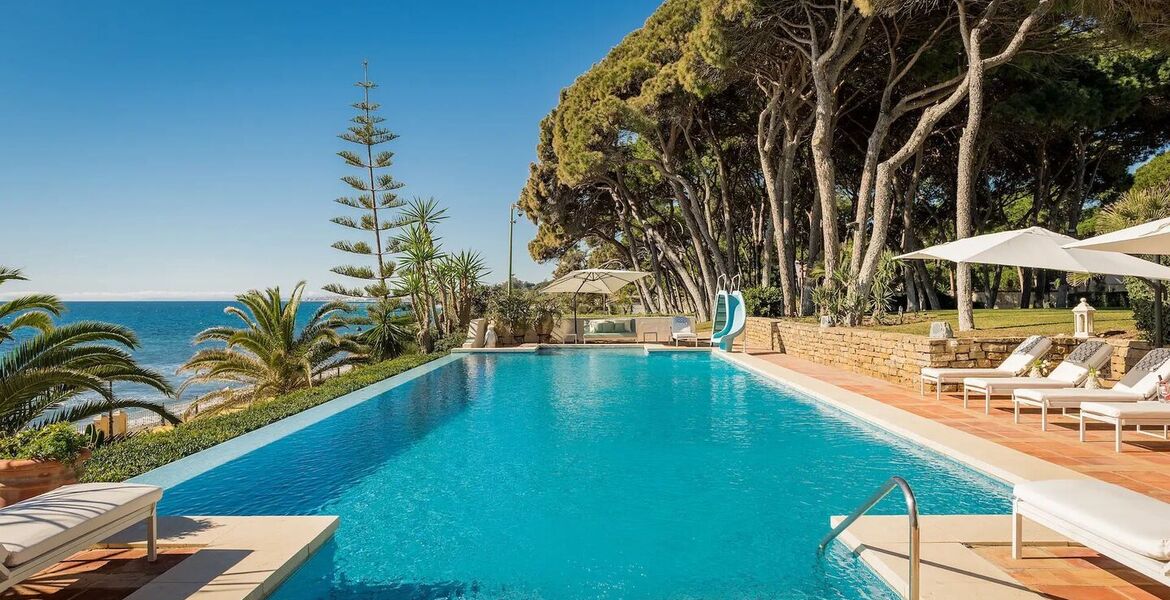 Villa en primera línea de playa en la Milla de Oro Marbella