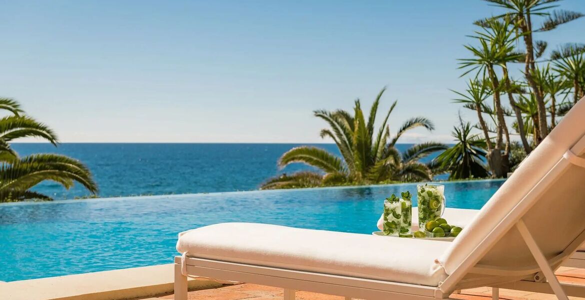 Villa en primera línea de playa en la Milla de Oro Marbella