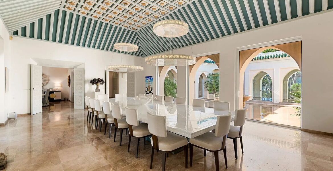 Villa en primera línea de playa en la Milla de Oro Marbella