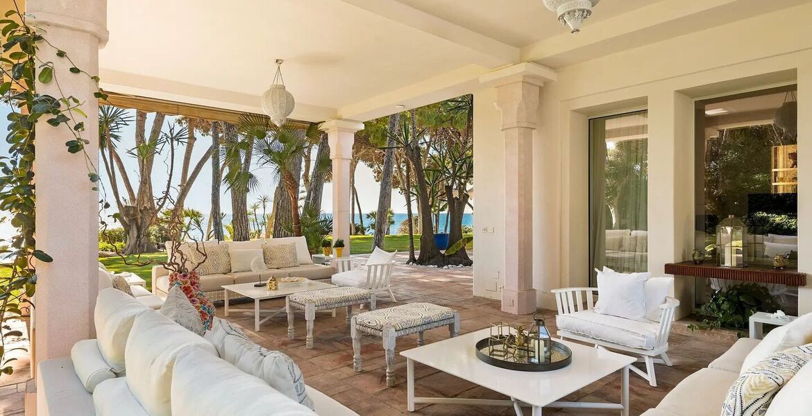 Villa en primera línea de playa en la Milla de Oro Marbella