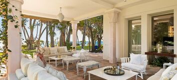 Villa en primera línea de playa en la Milla de Oro Marbella