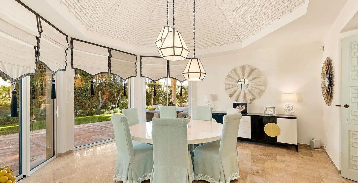 Villa en primera línea de playa en la Milla de Oro Marbella