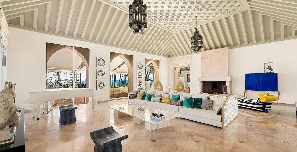 Villa en primera línea de playa en la Milla de Oro Marbella
