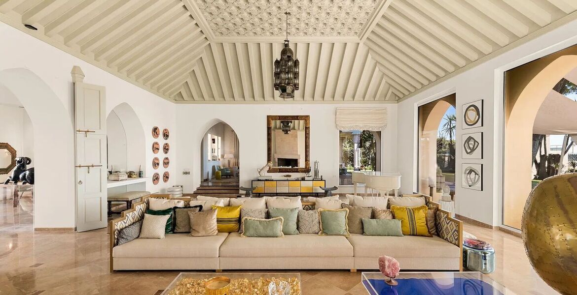 Villa en primera línea de playa en la Milla de Oro Marbella