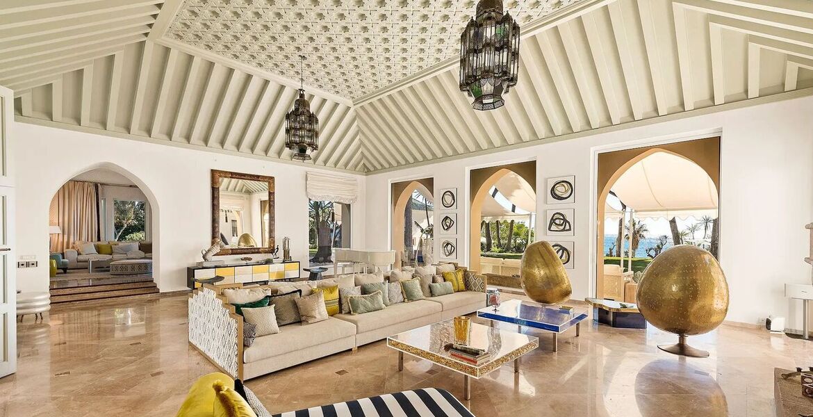 Villa en primera línea de playa en la Milla de Oro Marbella