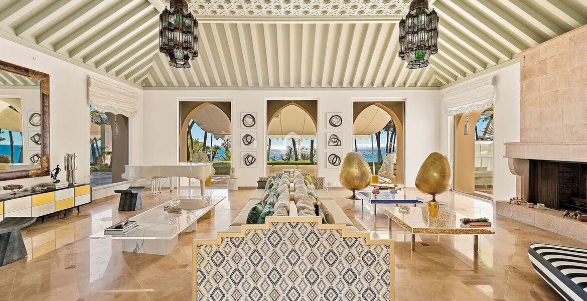 Villa en primera línea de playa en la Milla de Oro Marbella