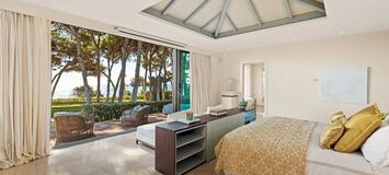Villa en primera línea de playa en la Milla de Oro Marbella