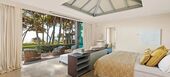 Villa en primera línea de playa en la Milla de Oro Marbella