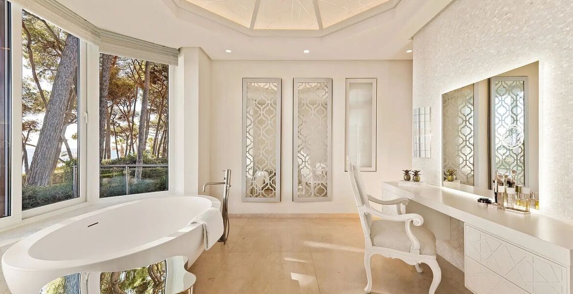 Villa en primera línea de playa en la Milla de Oro Marbella