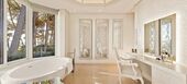 Villa en primera línea de playa en la Milla de Oro Marbella