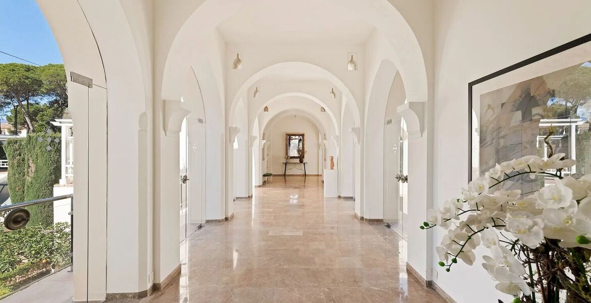Villa en primera línea de playa en la Milla de Oro Marbella