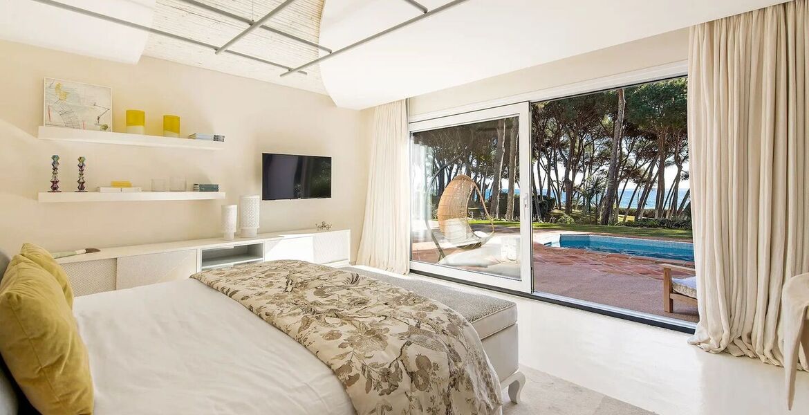 Villa en primera línea de playa en la Milla de Oro Marbella