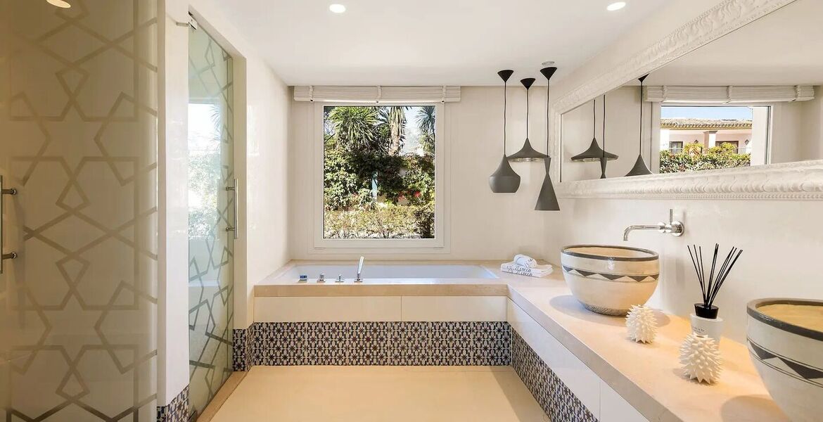 Villa en primera línea de playa en la Milla de Oro Marbella