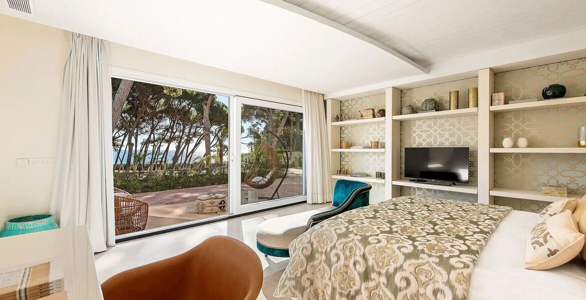 Villa en primera línea de playa en la Milla de Oro Marbella