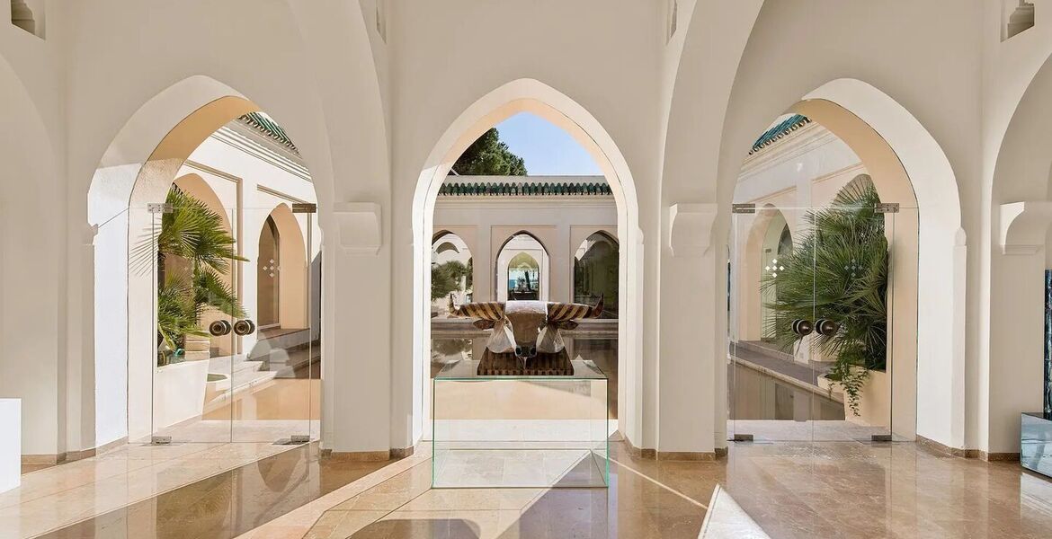 Villa en primera línea de playa en la Milla de Oro Marbella