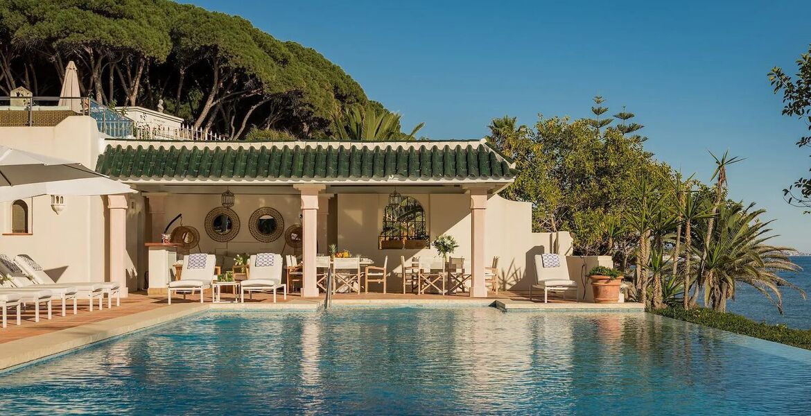 Villa en primera línea de playa en la Milla de Oro Marbella