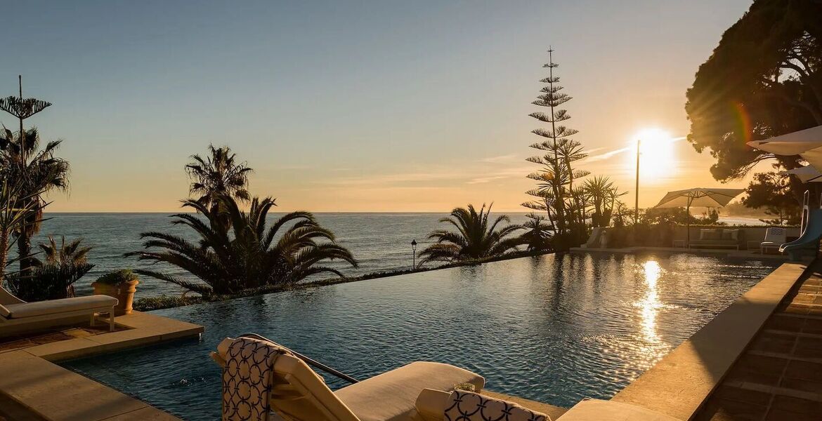 Villa en primera línea de playa en la Milla de Oro Marbella