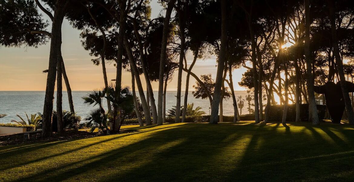 Villa en primera línea de playa en la Milla de Oro Marbella