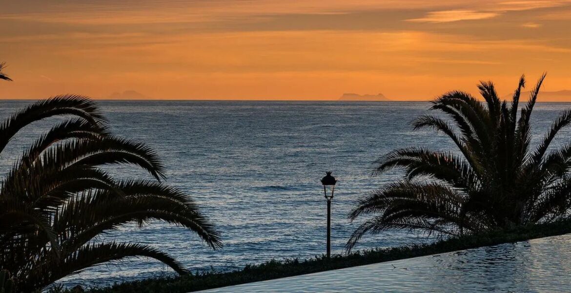 Villa en primera línea de playa en la Milla de Oro Marbella