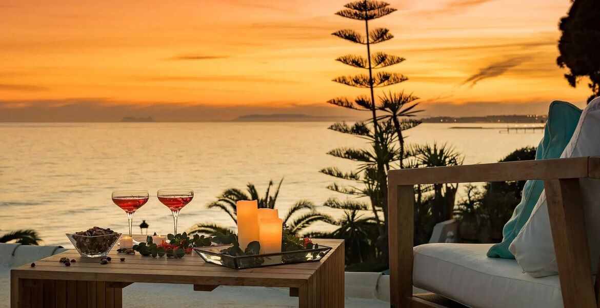 Villa en primera línea de playa en la Milla de Oro Marbella