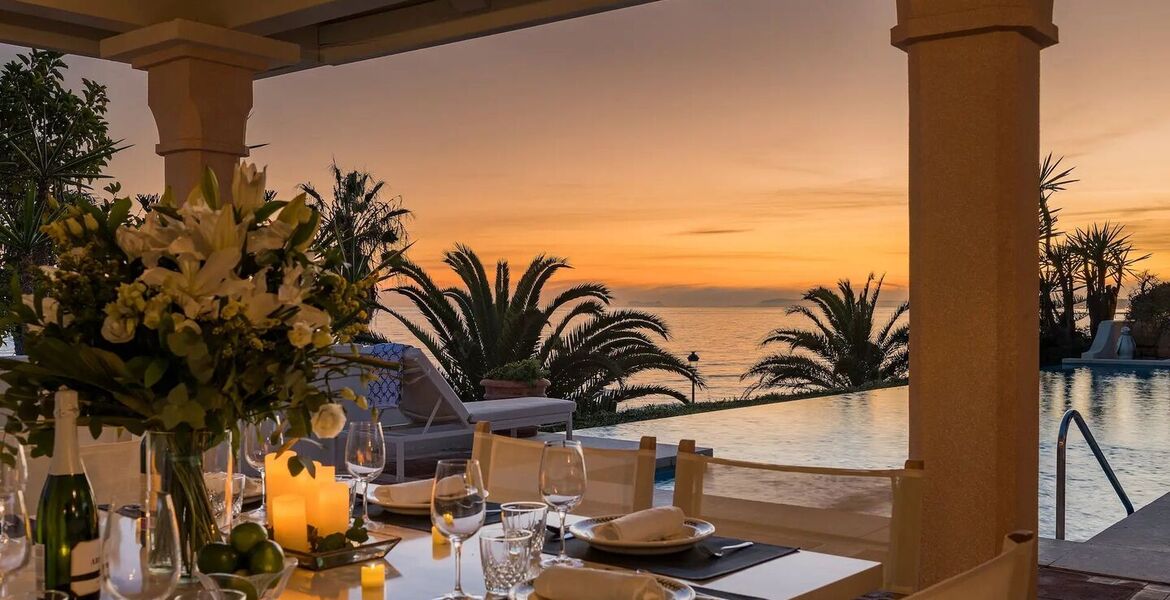 Villa en primera línea de playa en la Milla de Oro Marbella