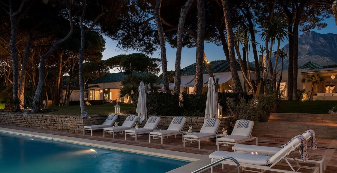 Villa en primera línea de playa en la Milla de Oro Marbella