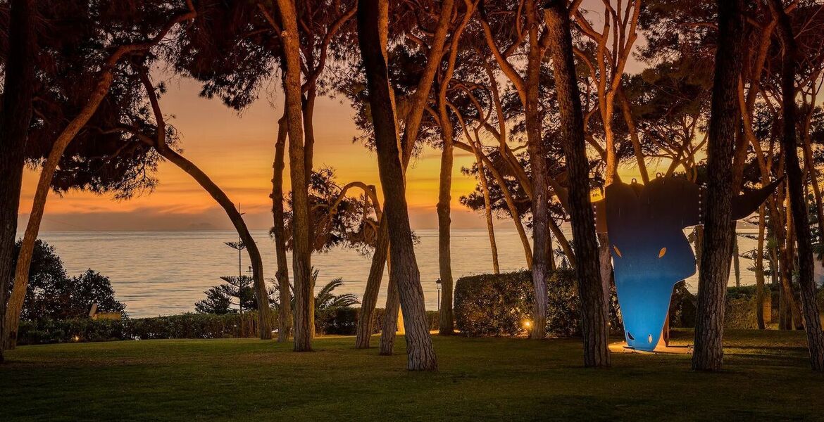 Villa en primera línea de playa en la Milla de Oro Marbella