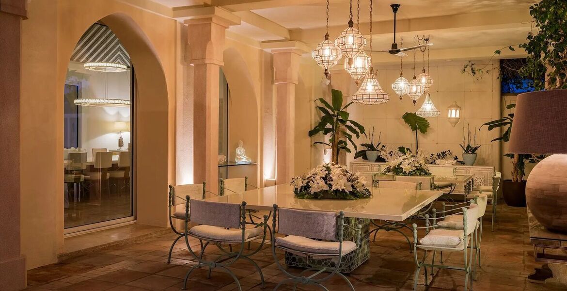Villa en primera línea de playa en la Milla de Oro Marbella