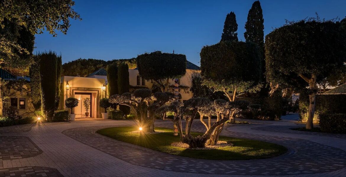 Villa en primera línea de playa en la Milla de Oro Marbella