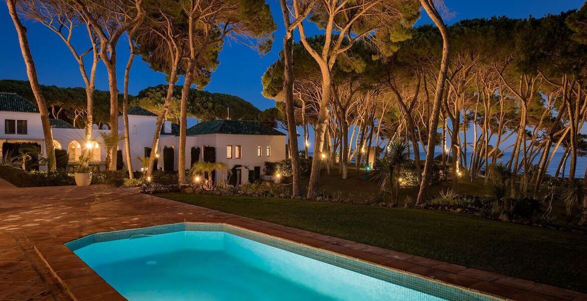 Villa en primera línea de playa en la Milla de Oro Marbella