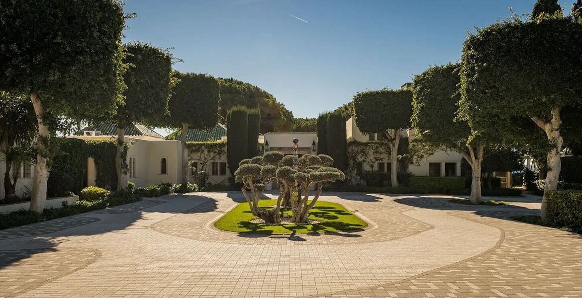 Villa en primera línea de playa en la Milla de Oro Marbella