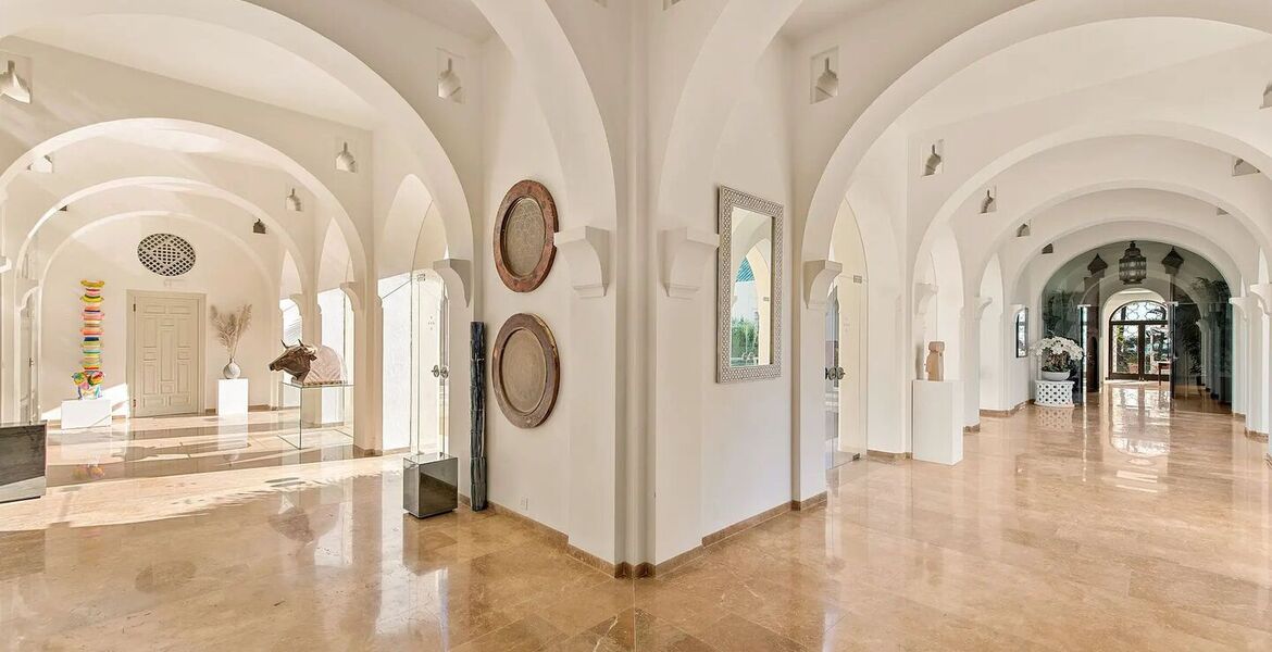 Villa en primera línea de playa en la Milla de Oro Marbella