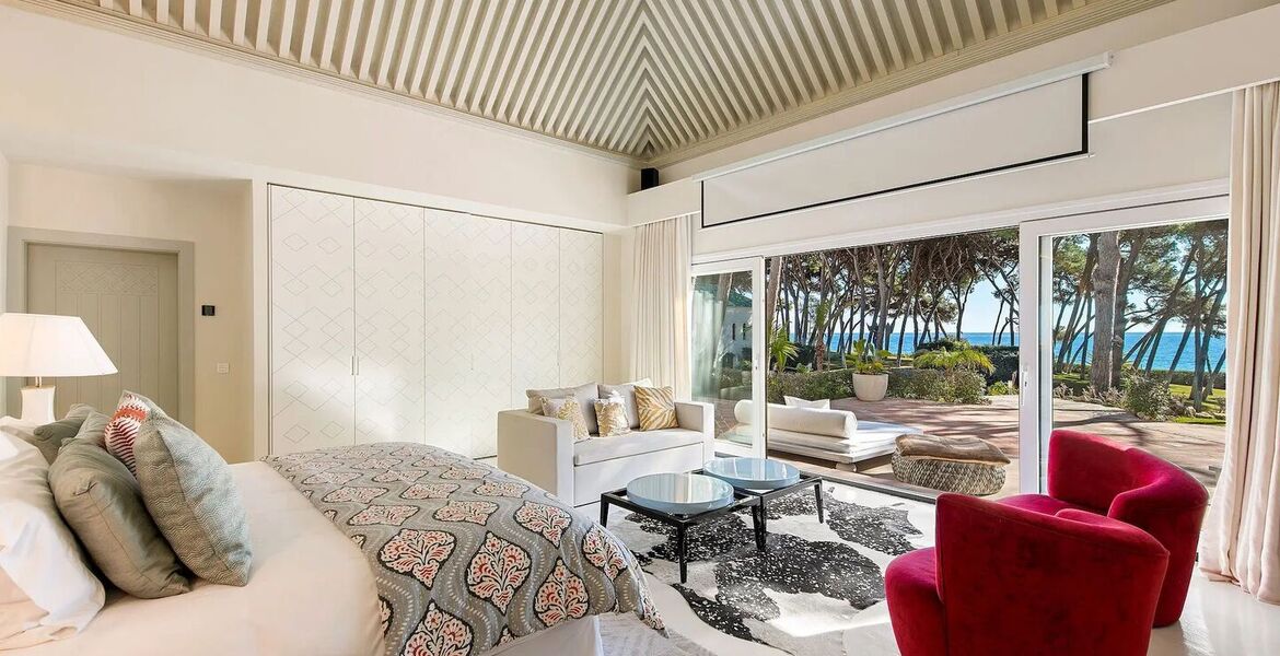 Villa en primera línea de playa en la Milla de Oro Marbella