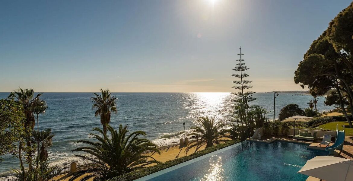 Villa en primera línea de playa en la Milla de Oro Marbella