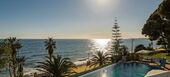 Villa en primera línea de playa en la Milla de Oro Marbella